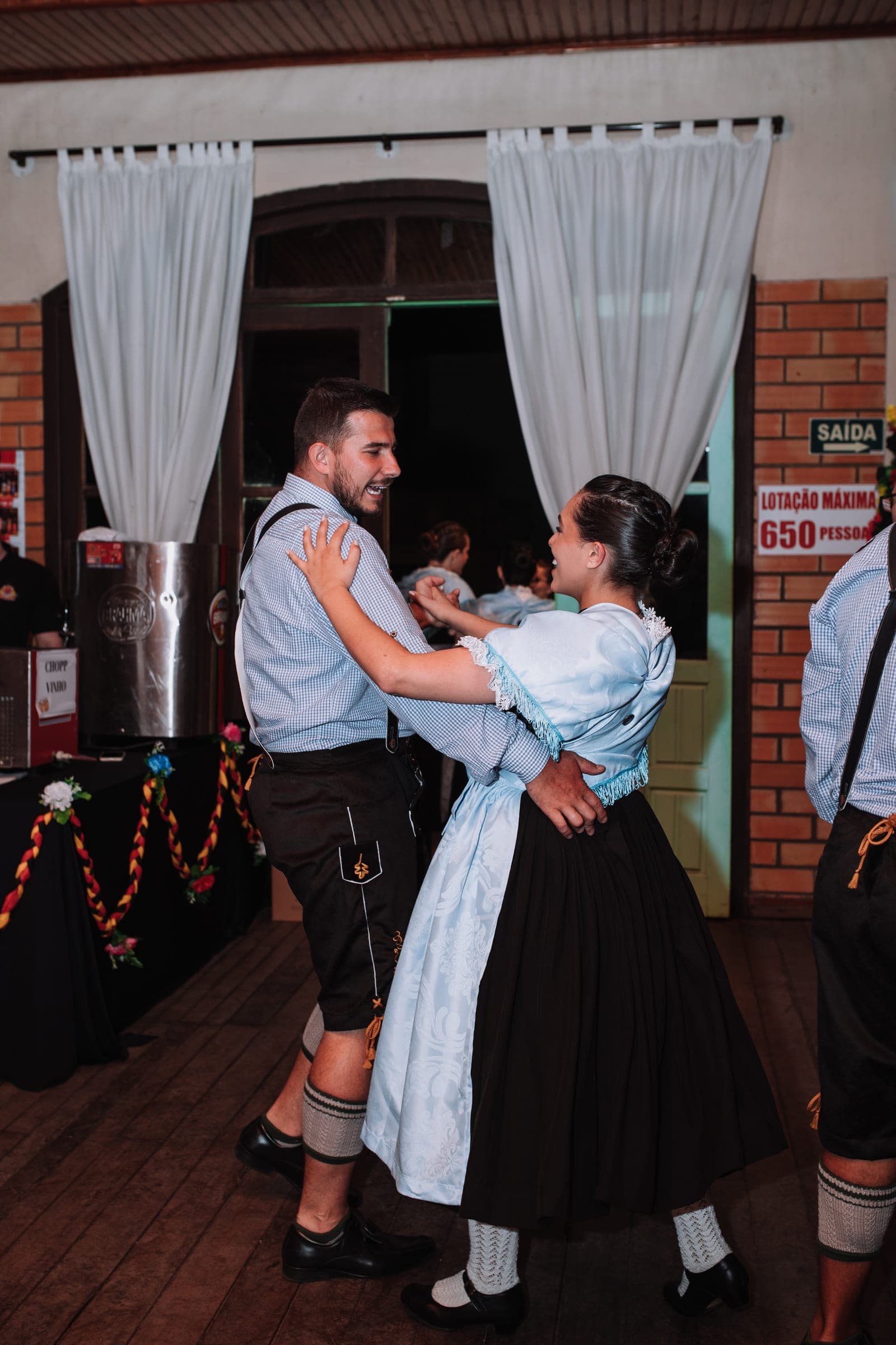 Casal do grupo dançando no salão durante o baile